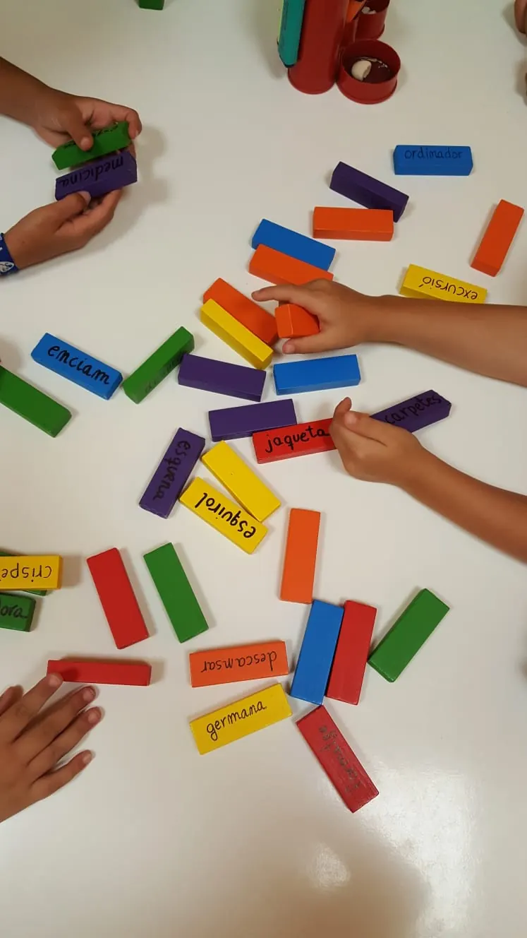 Bloques de colores con palabras para trabajar la lectoescritura