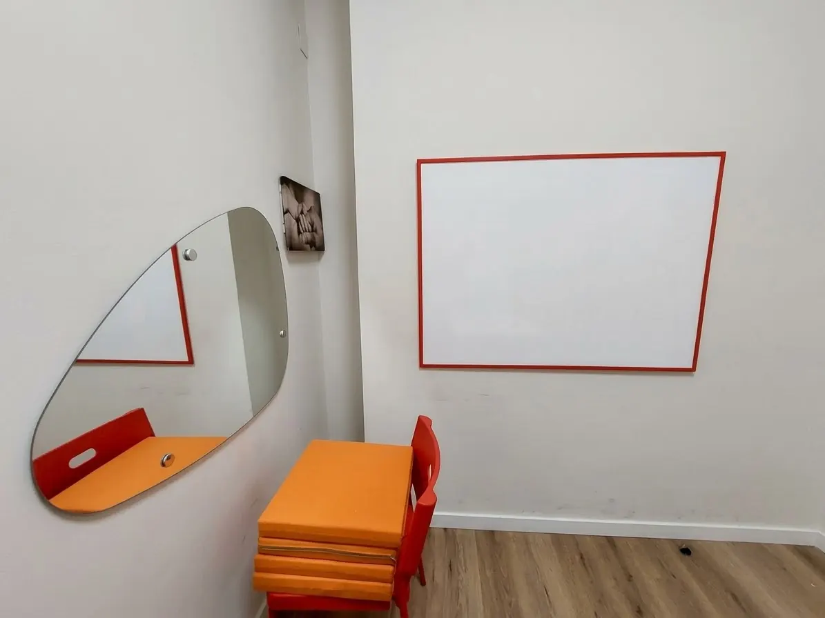 Sala con espejo, pizarra y colchonetas