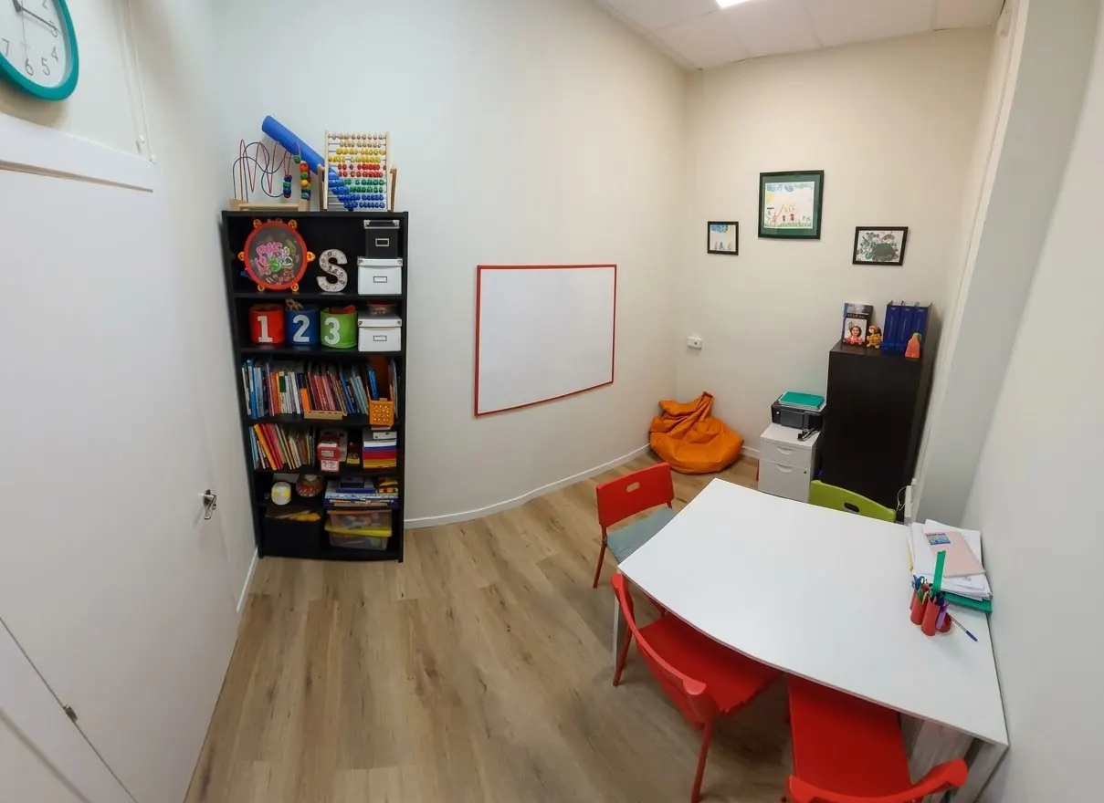 Sala de trabajo con estantería de juegos y materiales
